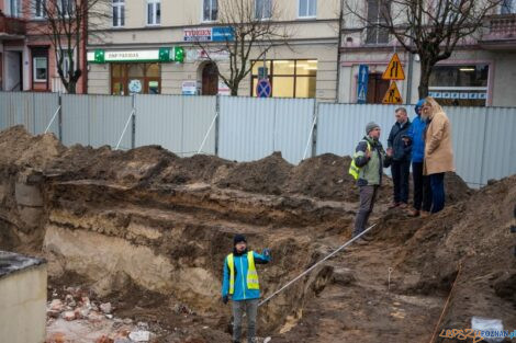 Archeolodzy na obornickim rynku  Foto: UG Oborniki / L.R..