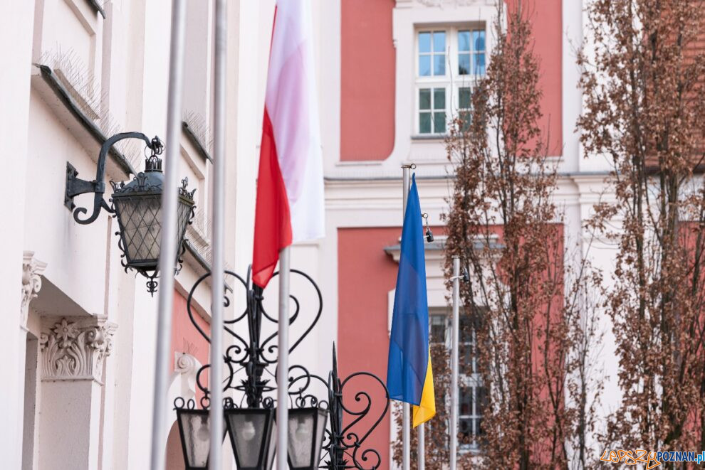 przed budynkiem urzedu zawisla flaga ukrainy  Foto: materiały prasowe / UMP