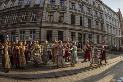 Narodowe Tańczenie  poloneza na ulicy Taczaka 29.04.2022  Foto: lepszyPOZNAN.pl/Ewelina Jaśkowiak