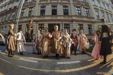 Narodowe Tańczenie  poloneza na ulicy Taczaka 29.04.2022  Foto: lepszyPOZNAN.pl/Ewelina Jaśkowiak