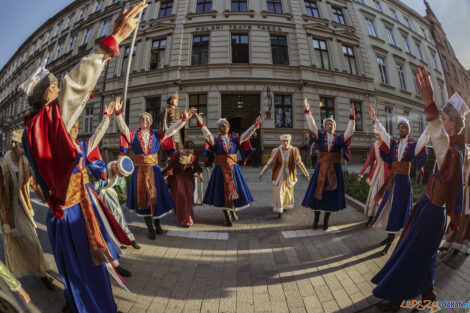 Narodowe Tańczenie  poloneza na ulicy Taczaka 29.04.2022  Foto: lepszyPOZNAN.pl/Ewelina Jaśkowiak