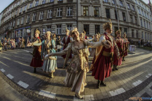 Narodowe Tańczenie  poloneza na ulicy Taczaka 29.04.2022  Foto: lepszyPOZNAN.pl/Ewelina Jaśkowiak