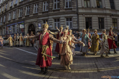 Narodowe Tańczenie  poloneza na ulicy Taczaka 29.04.2022  Foto: lepszyPOZNAN.pl/Ewelina Jaśkowiak