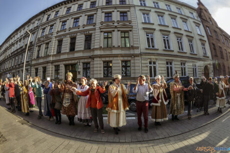 Narodowe Tańczenie  poloneza na ulicy Taczaka 29.04.2022  Foto: lepszyPOZNAN.pl/Ewelina Jaśkowiak