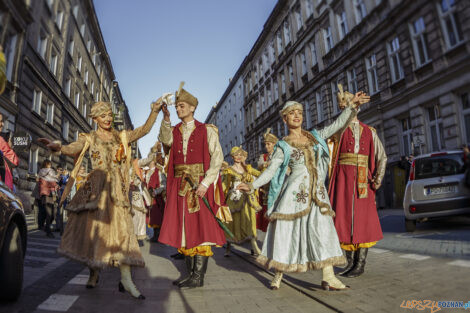 Narodowe Tańczenie  poloneza na ulicy Taczaka 29.04.2022  Foto: lepszyPOZNAN.pl/Ewelina Jaśkowiak