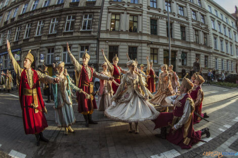 Narodowe Tańczenie  poloneza na ulicy Taczaka 29.04.2022  Foto: lepszyPOZNAN.pl/Ewelina Jaśkowiak