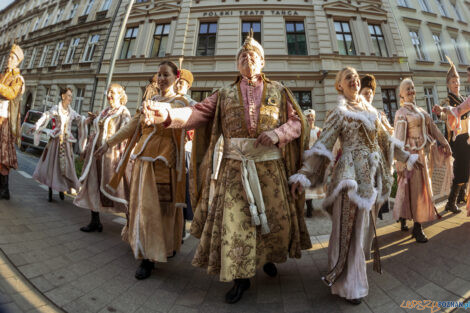 Narodowe Tańczenie  poloneza na ulicy Taczaka 29.04.2022  Foto: lepszyPOZNAN.pl/Ewelina Jaśkowiak