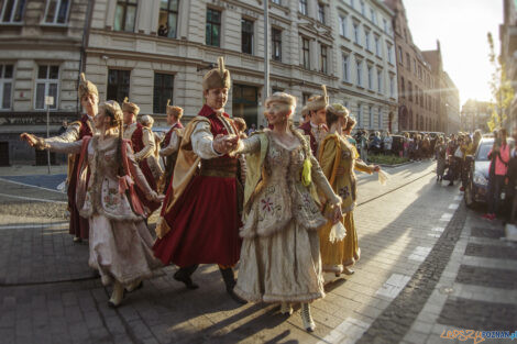 Narodowe Tańczenie  poloneza na ulicy Taczaka 29.04.2022  Foto: lepszyPOZNAN.pl/Ewelina Jaśkowiak