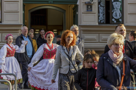 Narodowe Tańczenie  poloneza na ulicy Taczaka 29.04.2022  Foto: lepszyPOZNAN.pl/Ewelina Jaśkowiak