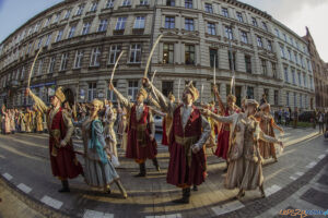 Narodowe Tańczenie  poloneza na ulicy Taczaka 29.04.2022  Foto: lepszyPOZNAN.pl/Ewelina Jaśkowiak