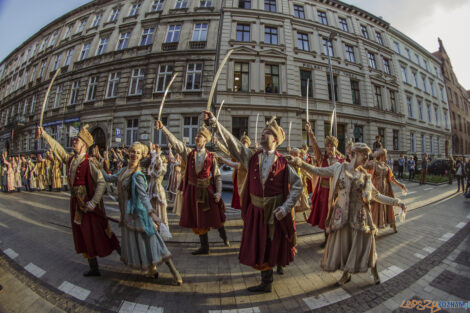 Narodowe Tańczenie  poloneza na ulicy Taczaka 29.04.2022  Foto: lepszyPOZNAN.pl/Ewelina Jaśkowiak