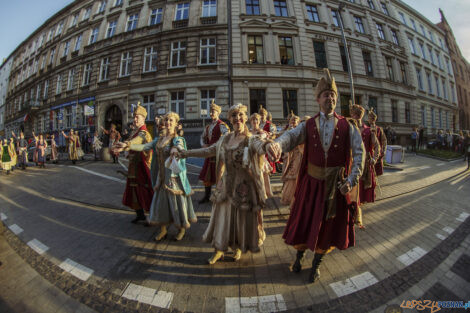 Narodowe Tańczenie  poloneza na ulicy Taczaka 29.04.2022  Foto: lepszyPOZNAN.pl/Ewelina Jaśkowiak