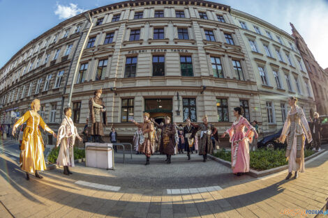 Narodowe Tańczenie  poloneza na ulicy Taczaka 29.04.2022  Foto: lepszyPOZNAN.pl/Ewelina Jaśkowiak