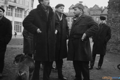 Andrzej Matuszewski na wernisazu prac Juliana Gosławskiego - Masztalarska marzec 1966  Foto: Jerzy Nowakowski Cyryl