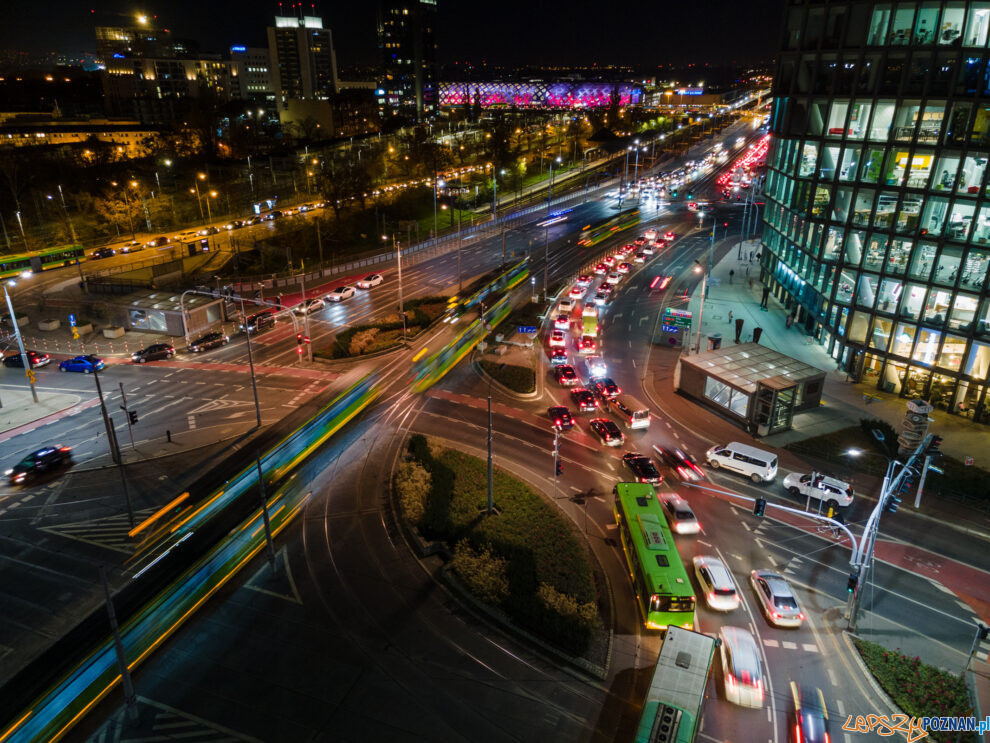 Poznań nocą, rondo Kaponiera, Bałtyk, Dworzec Główny, korek  Foto: lepszyPOZNAN.pl / Piotr Rychter