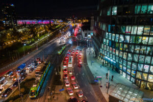 Poznań nocą, rondo Kaponiera, Bałtyk, zakorkowane miasto, aut  Foto: lepszyPOZNAN.pl / Piotr Rychter