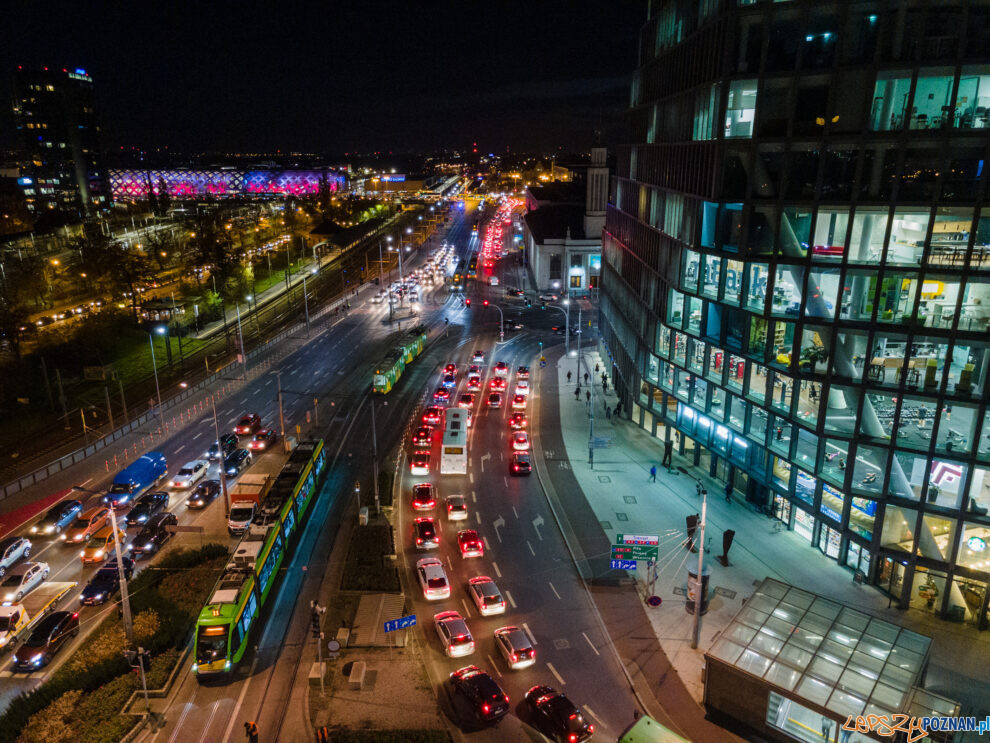 Poznań nocą, rondo Kaponiera, Bałtyk, zakorkowane miasto, aut  Foto: lepszyPOZNAN.pl / Piotr Rychter