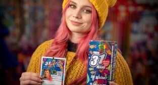 Wolontariusz WOŚP ma puszkę oraz identyfikator  Foto: materiały prasowe / Łukasz Widziszowski