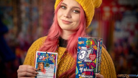 Wolontariusz WOŚP ma puszkę oraz identyfikator  Foto: materiały prasowe / Łukasz Widziszowski