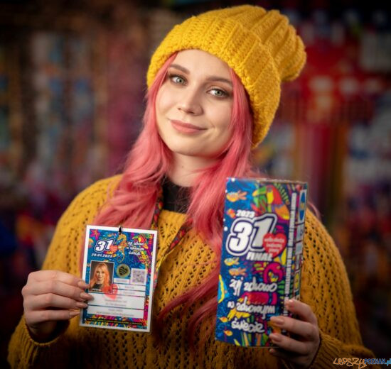 Wolontariusz WOŚP ma puszkę oraz identyfikator  Foto: materiały prasowe / Łukasz Widziszowski