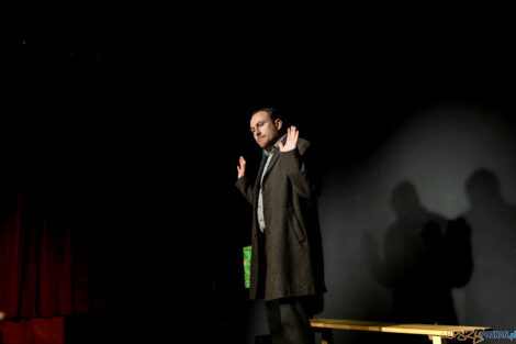 "Zapalniczka" - premiera - Mój Teatr -  25.02.2023  Foto: Ewelina Jaśkowiak Dziewczyna Aferzysty fotografuje
