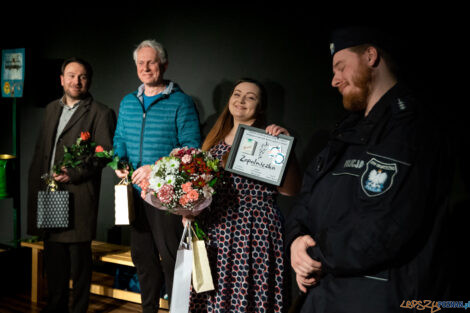 "Zapalniczka" - premiera - Mój Teatr -  25.02.2023  Foto: Ewelina Jaśkowiak Dziewczyna Aferzysty fotografuje