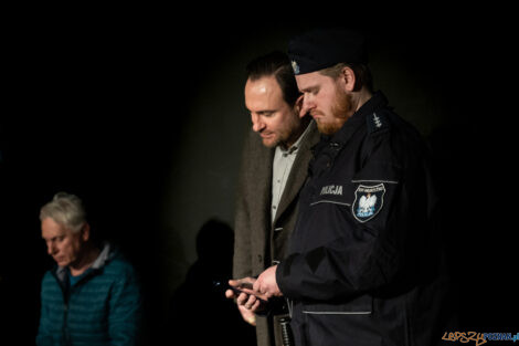 "Zapalniczka" - premiera - Mój Teatr -  25.02.2023  Foto: Ewelina Jaśkowiak Dziewczyna Aferzysty fotografuje