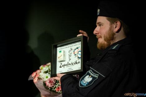 "Zapalniczka" - premiera - Mój Teatr -  25.02.2023  Foto: Ewelina Jaśkowiak Dziewczyna Aferzysty fotografuje
