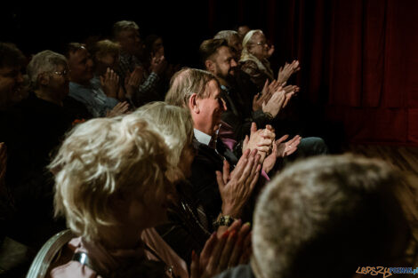 "Zapalniczka" - premiera - Mój Teatr -  25.02.2023  Foto: Ewelina Jaśkowiak Dziewczyna Aferzysty fotografuje