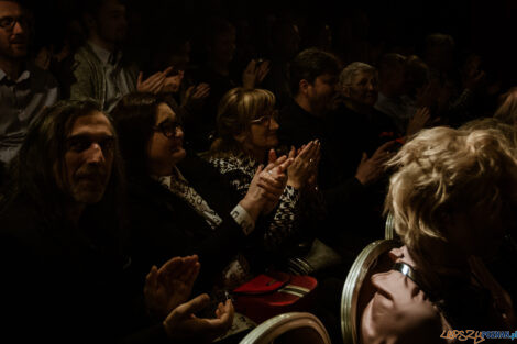 "Zapalniczka" - premiera - Mój Teatr -  25.02.2023  Foto: Ewelina Jaśkowiak Dziewczyna Aferzysty fotografuje