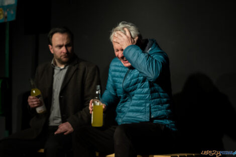 "Zapalniczka" - premiera - Mój Teatr -  25.02.2023  Foto: Ewelina Jaśkowiak Dziewczyna Aferzysty fotografuje