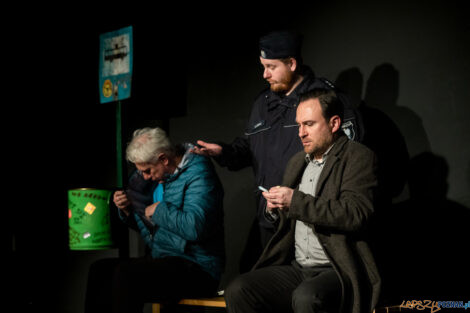 "Zapalniczka" - premiera - Mój Teatr -  25.02.2023  Foto: Ewelina Jaśkowiak Dziewczyna Aferzysty fotografuje