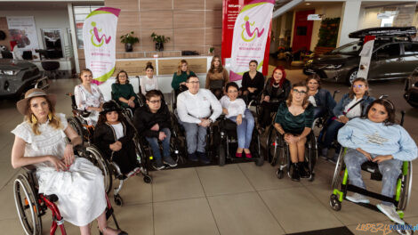 Sesja do kalendarza "Fundacja Wózkowicze" Toyota Bonkowscy 08.1  Foto: Ewelina Jaśkowiak Dziewczyna Aferzysty fotografuje