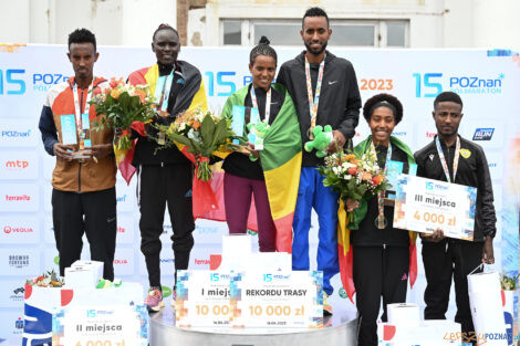 15. Poznań Półmaraton - Zwycięzcy na podium  Foto: materiały prasowe / Jakub Kaczmarczyk