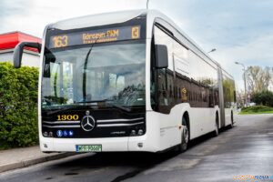 Bialy-autobus-Mercedes-eCitaro-na-rondzie-Srodka  Foto: MPK Poznań 