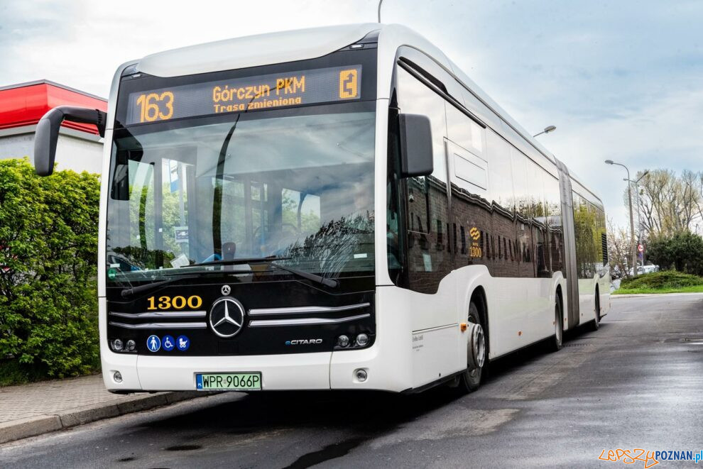 Bialy-autobus-Mercedes-eCitaro-na-rondzie-Srodka  Foto: MPK Poznań 
