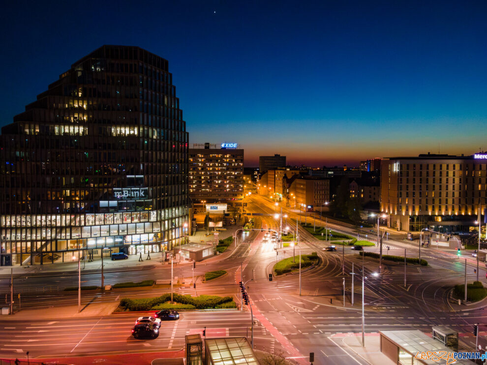 Rondo Kaponiera, Bałtyk, Akumulatory, noc  Foto: lepszyPOZNAN.pl / Piotr Rychter