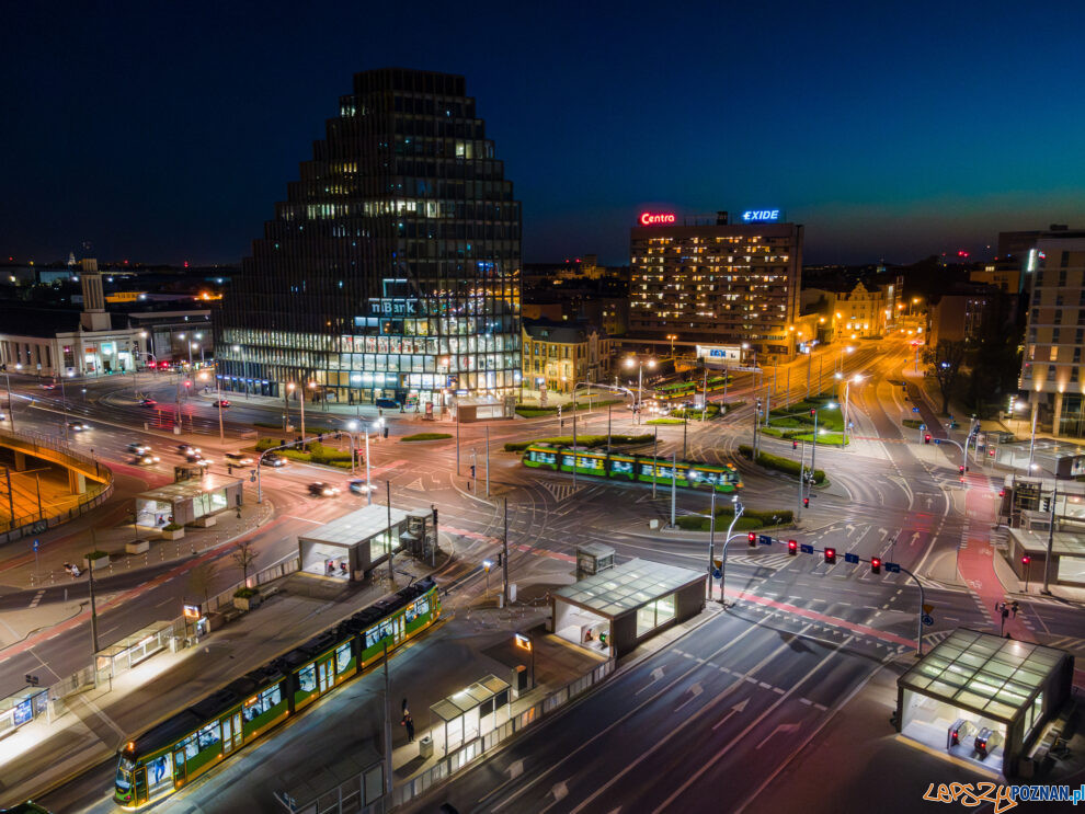 Rondo Kaponiera, Bałtyk, Akumulatory, Tramwaj, noc  Foto: lepszyPOZNAN.pl / Piotr Rychter