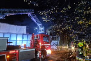 Podpalenie hali magazynowej w Obornikach  Foto: OSP Ocieszyn