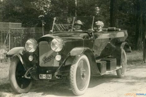 Klementyna L i Maria Śliwińskie P w samochodzie marki Praga przy aucie stoi Henryk Śliwiński, 1925. Fot. ze zbiorów Muzeum Historii Miasta Poznania  Foto: Muzeum Historii Miasta Poznania