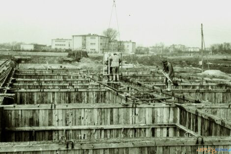 Piastowskie Betonowanie ścian piwnic pierwszego bloku na Ratajach - na dzisiejszym os. Piastowskim. Koniec 1966 r. KMP  Foto: Kronika Miasta Poznania nr 1/1969