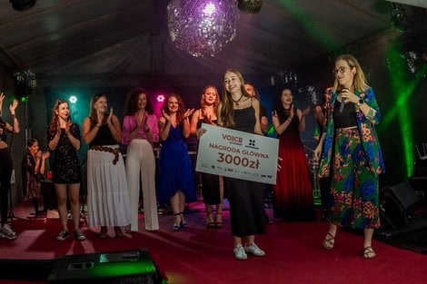 60O3bj  Foto: Ewelina Jaśkowiak Dziewczyna Aferzysty fotografuje