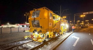 W Poznaniu trwa podbijanie torów tramwajowych. Prace prowadzone są w nocy  Foto: materiały prasowe / MPK Poznań