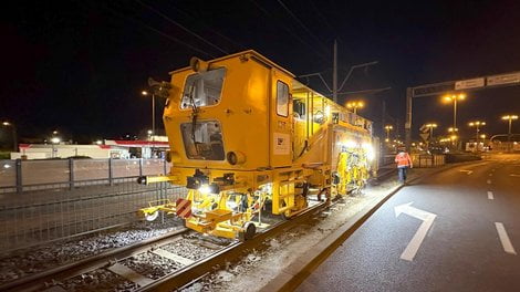 W Poznaniu trwa podbijanie torów tramwajowych. Prace prowadzone są w nocy  Foto: materiały prasowe / MPK Poznań