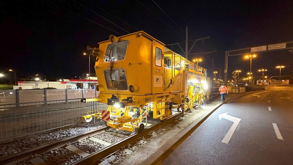 W Poznaniu trwa podbijanie torów tramwajowych. Prace prowadzone są w nocy  Foto: materiały prasowe / MPK Poznań