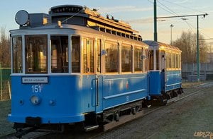 Rozswietlony-wschodzacym-sloncem-niebieski-wagon  Foto: MPK Poznań