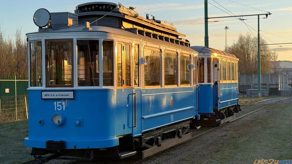 Rozswietlony-wschodzacym-sloncem-niebieski-wagon  Foto: MPK Poznań