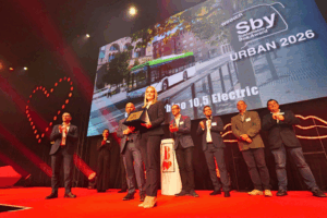 Agata Stańda, Prezes Solaris Bus & Coach, odbiera nagrodę Sustainable Bus Award 2026  Foto: TWAmedia