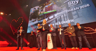 Agata Stańda, Prezes Solaris Bus & Coach, odbiera nagrodę Sustainable Bus Award 2026  Foto: TWAmedia