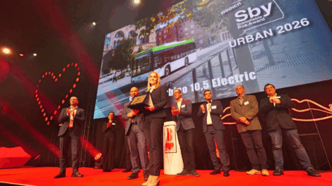 Agata Stańda, Prezes Solaris Bus & Coach, odbiera nagrodę Sustainable Bus Award 2026  Foto: TWAmedia